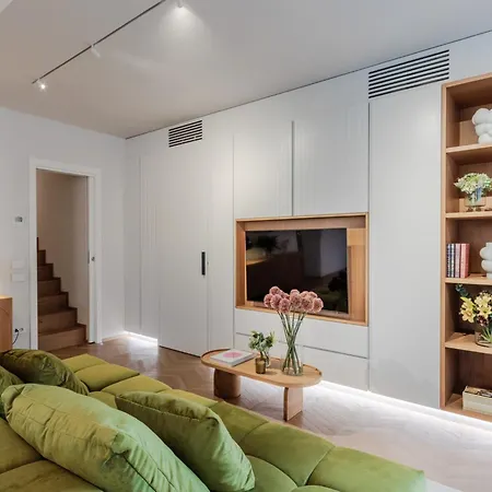 Victory Penthouse Contemporary 3 Bedroom Lucca